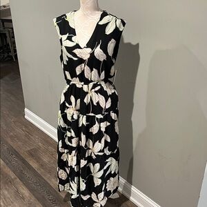 Evereve Black and Cream Leaf Print Maxi Dress